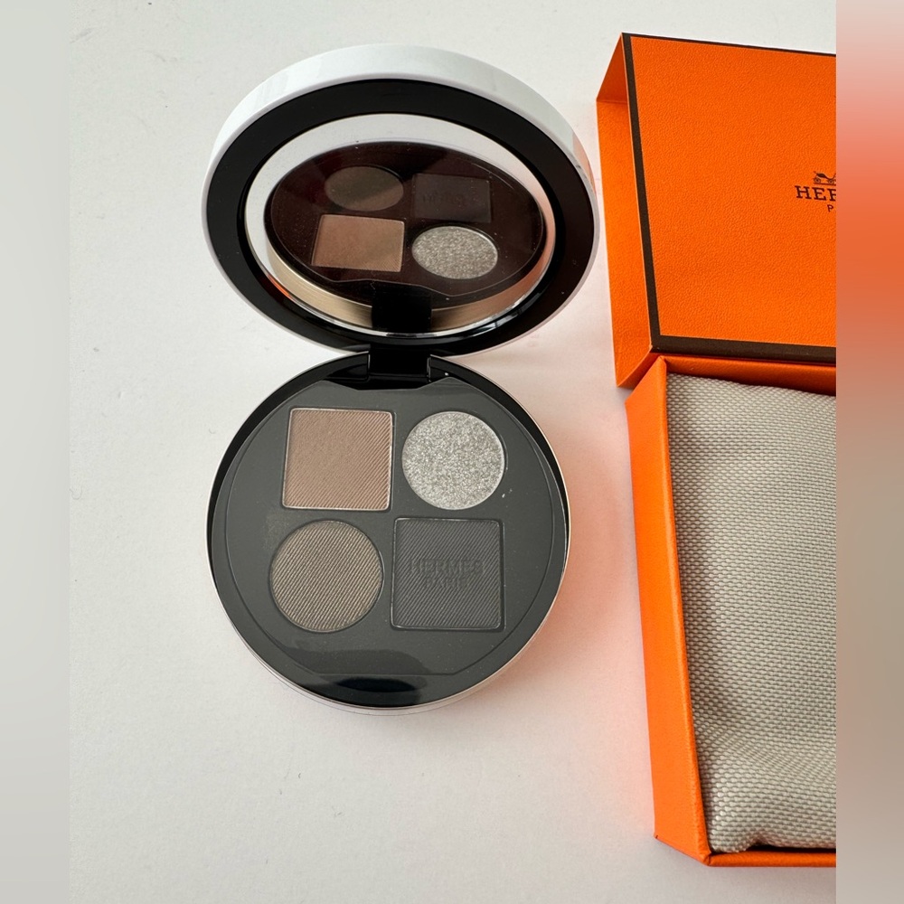 Hermes Eyeshadow in color 05 OMBRES FUMÉES